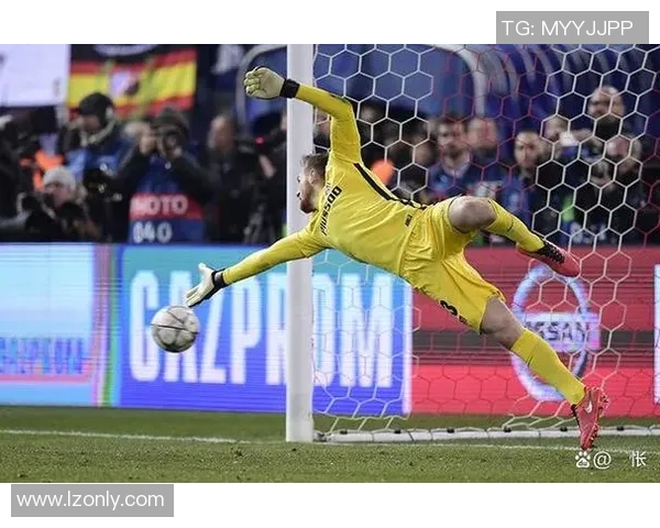 球星跌倒瞬间展现顽强拼搏精神 足球场上的痛与坚韧并存